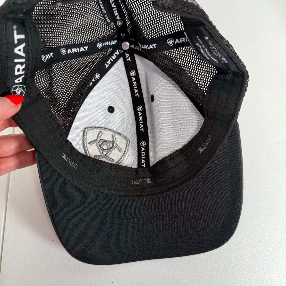 Ariat Hat Offset Logo Shield  Flexfit 110 Trucker Cap Black Mesh Snapback Mens